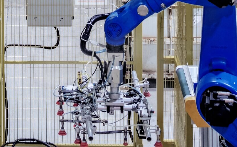 Six-axis manufacturing robot at ROBAM